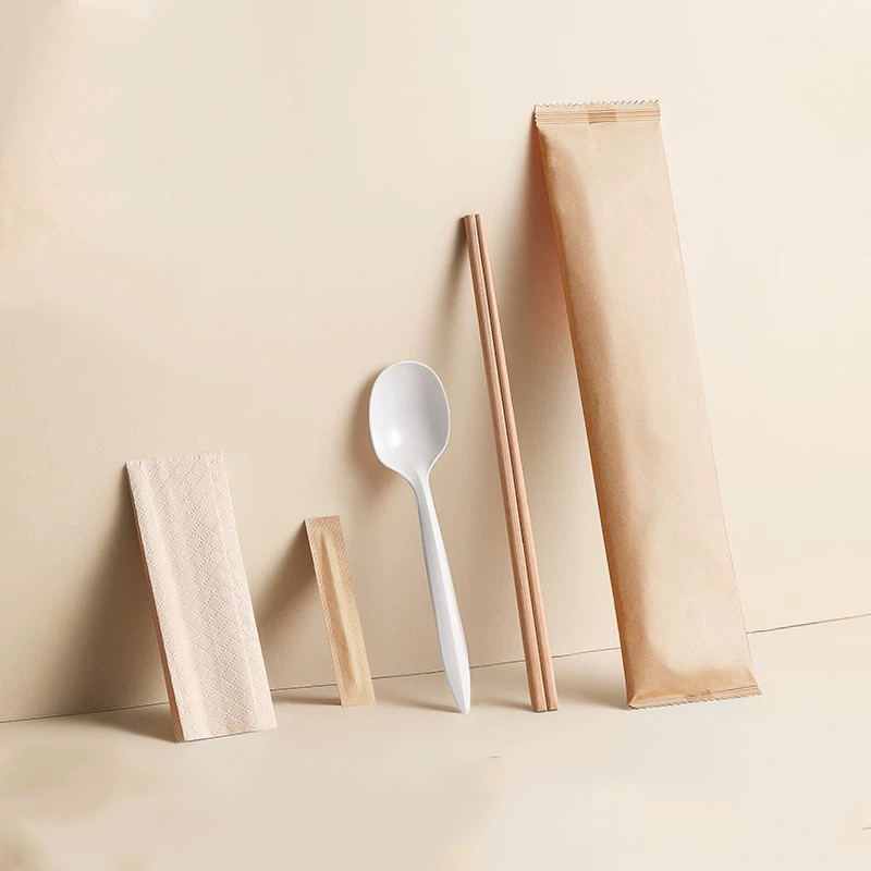 Palillos desechables Cuchara de almidón de maíz Servilleta Juego de cubiertos Paquetes Juego de película de papel degradable
