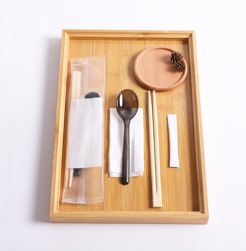 Juego de cuatro piezas de bolsa de comida desechable, juego de película compuesta esmerilada, palillos, cuchara y servilleta