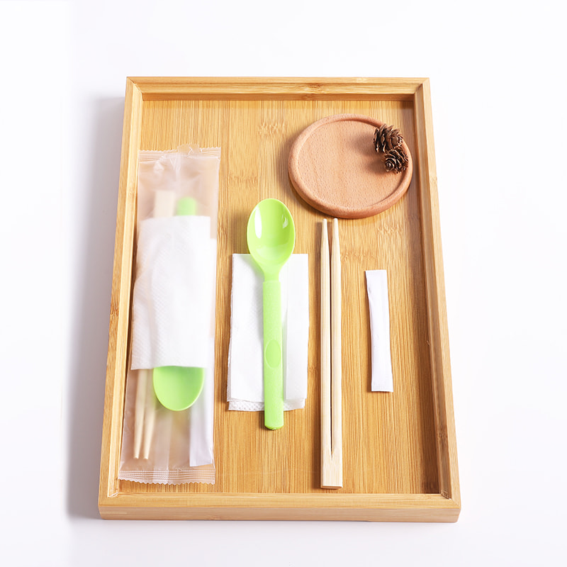 Juego de palillos desechables de bambú con juego de película compuesta esmerilada servilleta de cuchara verde